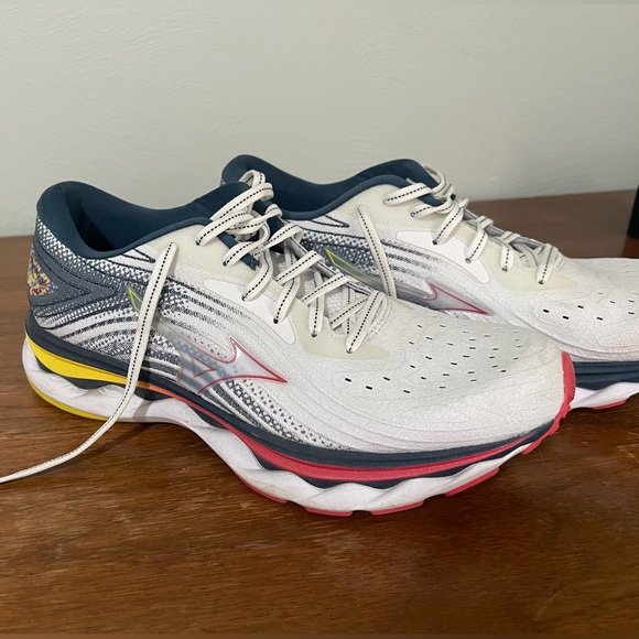 Mizuno Shoes - Mizuno Women’s Wave Sky 6 Running Shoe (Size 9)